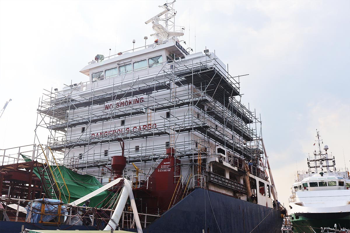 Offshore scaffolding system installed on vessel hull for safe access during marine maintenance and repair operations